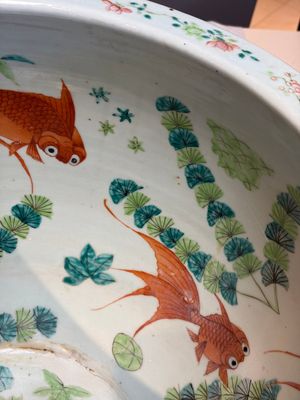 A Chinese famille rose turquoise-ground Dayazhai-style 'Dragons' fish bowl or jardinière, 19th C. — foto 8