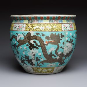A Chinese famille rose turquoise-ground Dayazhai-style 'Dragons' fish bowl or jardinière, 19th C. — foto 1