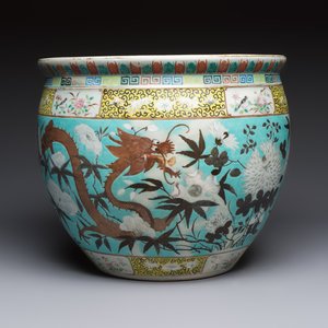 A Chinese famille rose turquoise-ground Dayazhai-style 'Dragons' fish bowl or jardinière, 19th C. — foto 3
