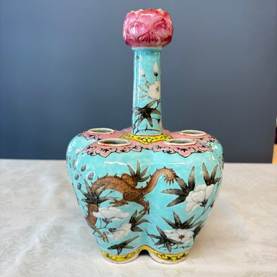 A Chinese famille rose turquoise-ground Dayazhai-style 'Dragons' vase — 照片 3