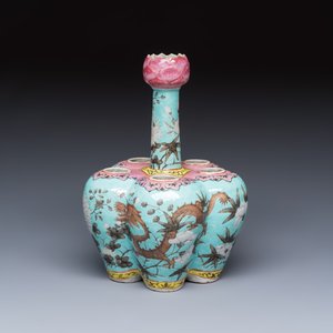 A Chinese famille rose turquoise-ground Dayazhai-style 'Dragons' vase — 照片 1