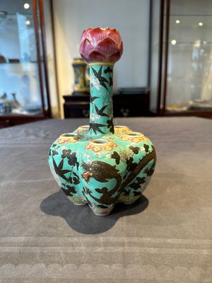 A Chinese famille rose turquoise-ground 'dragon' flower vase, 19th C. — 照片 1