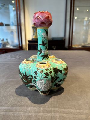 A Chinese famille rose turquoise-ground 'dragon' flower vase, 19th C. — 照片 2
