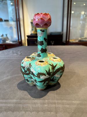 A Chinese famille rose turquoise-ground 'dragon' flower vase, 19th C. — 照片 4