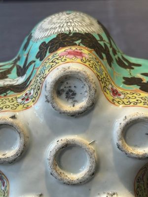 A Chinese famille rose turquoise-ground 'dragon' flower vase, 19th C. — 照片 7