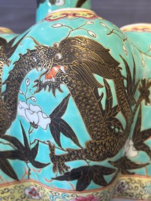 A Chinese famille rose turquoise-ground 'dragon' flower vase, 19th C. — 照片 10