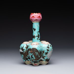 A Chinese famille rose turquoise-ground 'dragon' flower vase, 19th C. — 照片 1