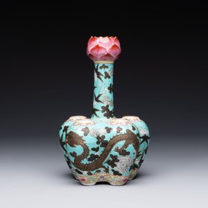 A Chinese famille rose turquoise-ground 'dragon' flower vase, 19th C. — 照片 2