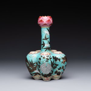 A Chinese famille rose turquoise-ground 'dragon' flower vase, 19th C. — 照片 3