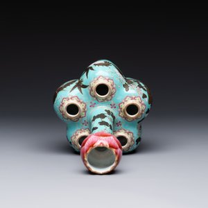 A Chinese famille rose turquoise-ground 'dragon' flower vase, 19th C. — 照片 5