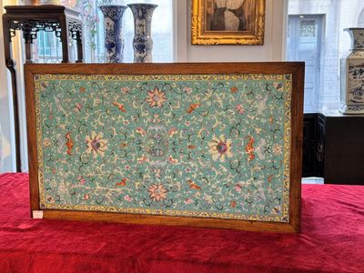A Chinese famille rose turquoise-ground 'flower scrolls and bats' plaque, later mounted as table, Qianlong — foto 1