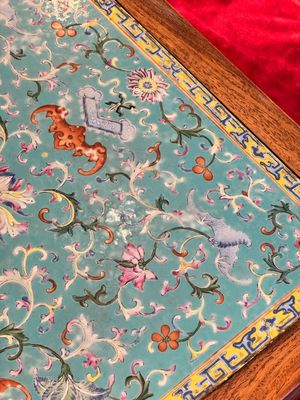 A Chinese famille rose turquoise-ground 'flower scrolls and bats' plaque, later mounted as table, Qianlong — foto 11