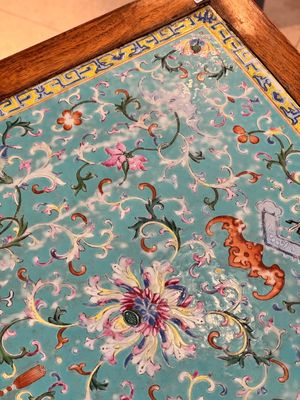 A Chinese famille rose turquoise-ground 'flower scrolls and bats' plaque, later mounted as table, Qianlong — foto 12