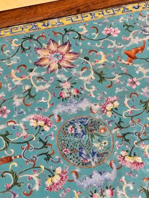 A Chinese famille rose turquoise-ground 'flower scrolls and bats' plaque, later mounted as table, Qianlong — foto 13