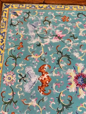 A Chinese famille rose turquoise-ground 'flower scrolls and bats' plaque, later mounted as table, Qianlong — foto 14
