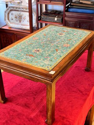 A Chinese famille rose turquoise-ground 'flower scrolls and bats' plaque, later mounted as table, Qianlong — foto 2