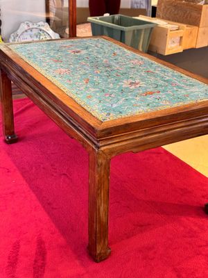 A Chinese famille rose turquoise-ground 'flower scrolls and bats' plaque, later mounted as table, Qianlong — foto 3