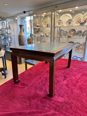 A Chinese famille rose turquoise-ground 'flower scrolls and bats' plaque, later mounted as table, Qianlong — foto 4