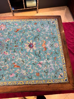 A Chinese famille rose turquoise-ground 'flower scrolls and bats' plaque, later mounted as table, Qianlong — foto 5
