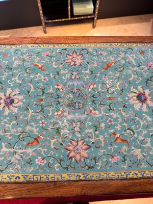 A Chinese famille rose turquoise-ground 'flower scrolls and bats' plaque, later mounted as table, Qianlong — foto 6