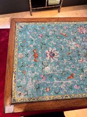 A Chinese famille rose turquoise-ground 'flower scrolls and bats' plaque, later mounted as table, Qianlong — foto 7