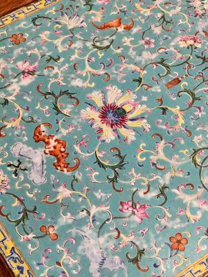 A Chinese famille rose turquoise-ground 'flower scrolls and bats' plaque, later mounted as table, Qianlong — foto 8