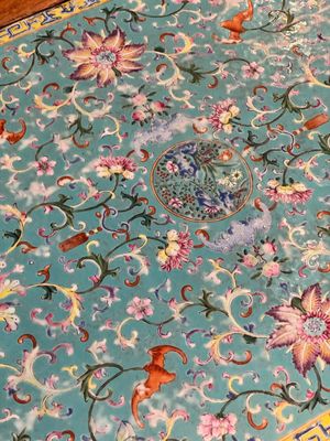 A Chinese famille rose turquoise-ground 'flower scrolls and bats' plaque, later mounted as table, Qianlong — foto 9