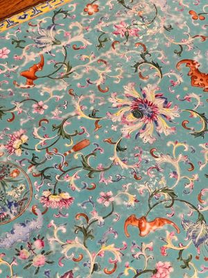 A Chinese famille rose turquoise-ground 'flower scrolls and bats' plaque, later mounted as table, Qianlong — foto 10