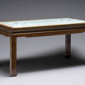 A Chinese famille rose turquoise-ground 'flower scrolls and bats' plaque, later mounted as table, Qianlong — foto 2