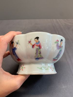 A Chinese famille rose turquoise-ground 'hu' vase and a 'ladies' bowl, Qianlong mark, Republic — photo 11