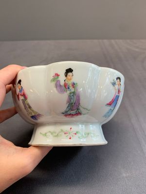 A Chinese famille rose turquoise-ground 'hu' vase and a 'ladies' bowl, Qianlong mark, Republic — photo 12