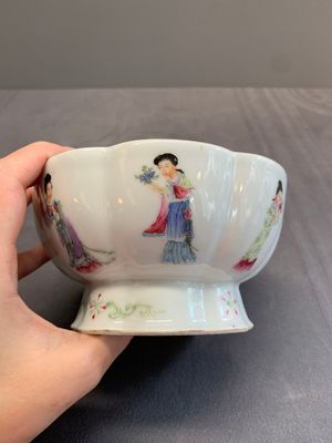 A Chinese famille rose turquoise-ground 'hu' vase and a 'ladies' bowl, Qianlong mark, Republic — photo 13