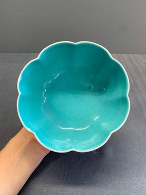 A Chinese famille rose turquoise-ground 'hu' vase and a 'ladies' bowl, Qianlong mark, Republic — photo 16