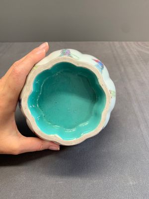 A Chinese famille rose turquoise-ground 'hu' vase and a 'ladies' bowl, Qianlong mark, Republic — photo 17