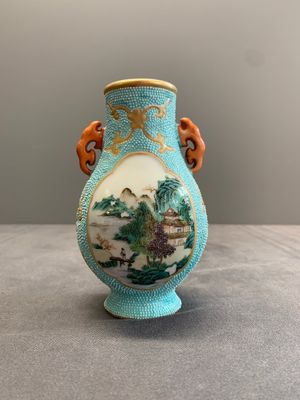 A Chinese famille rose turquoise-ground 'hu' vase and a 'ladies' bowl, Qianlong mark, Republic — photo 2