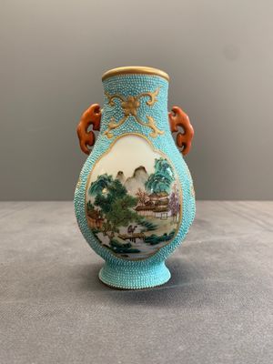 A Chinese famille rose turquoise-ground 'hu' vase and a 'ladies' bowl, Qianlong mark, Republic — photo 4