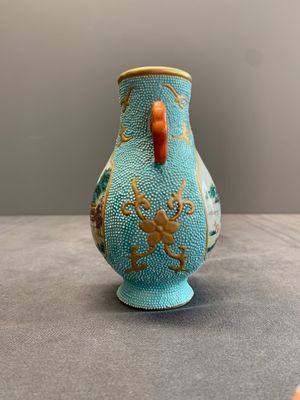 A Chinese famille rose turquoise-ground 'hu' vase and a 'ladies' bowl, Qianlong mark, Republic — photo 5