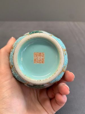 A Chinese famille rose turquoise-ground 'hu' vase and a 'ladies' bowl, Qianlong mark, Republic — photo 7