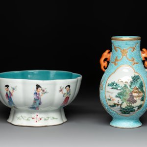 A Chinese famille rose turquoise-ground 'hu' vase and a 'ladies' bowl, Qianlong mark, Republic — photo 3