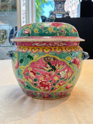A Chinese famille rose turquoise-ground 'kamcheng' bowl and cover for the Straits or Peranakan market, 19th C. — foto 1
