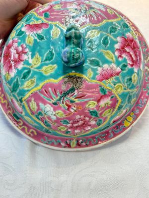 A Chinese famille rose turquoise-ground 'kamcheng' bowl and cover for the Straits or Peranakan market, 19th C. — foto 11