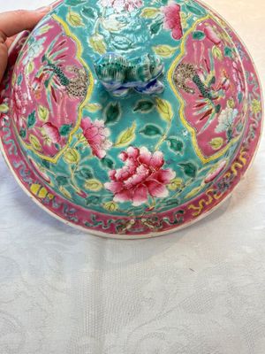 A Chinese famille rose turquoise-ground 'kamcheng' bowl and cover for the Straits or Peranakan market, 19th C. — foto 12