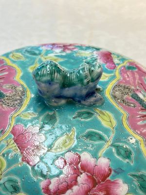 A Chinese famille rose turquoise-ground 'kamcheng' bowl and cover for the Straits or Peranakan market, 19th C. — foto 13