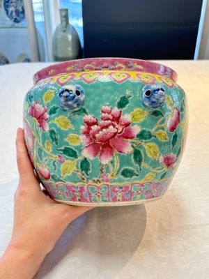 A Chinese famille rose turquoise-ground 'kamcheng' bowl and cover for the Straits or Peranakan market, 19th C. — foto 3