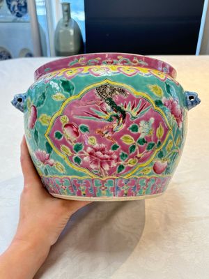 A Chinese famille rose turquoise-ground 'kamcheng' bowl and cover for the Straits or Peranakan market, 19th C. — foto 4