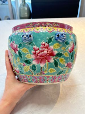 A Chinese famille rose turquoise-ground 'kamcheng' bowl and cover for the Straits or Peranakan market, 19th C. — foto 5