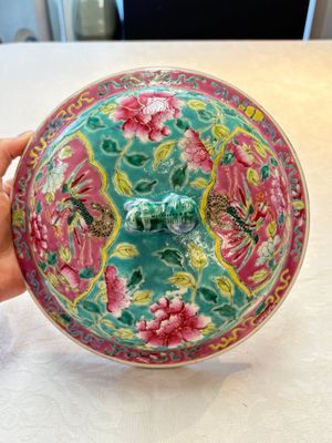 A Chinese famille rose turquoise-ground 'kamcheng' bowl and cover for the Straits or Peranakan market, 19th C. — foto 8