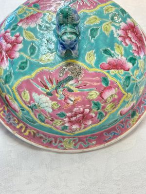 A Chinese famille rose turquoise-ground 'kamcheng' bowl and cover for the Straits or Peranakan market, 19th C. — foto 9