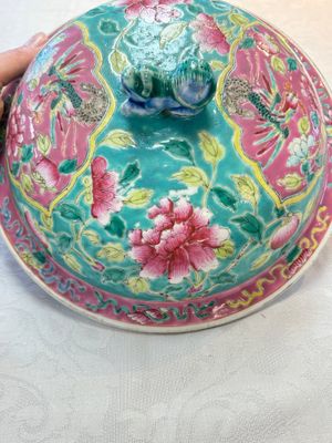 A Chinese famille rose turquoise-ground 'kamcheng' bowl and cover for the Straits or Peranakan market, 19th C. — foto 10