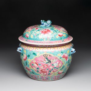 A Chinese famille rose turquoise-ground 'kamcheng' bowl and cover for the Straits or Peranakan market, 19th C. — foto 1